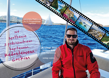 Zdjęcie przedstawia błękitne morze, w tle jacht i ląd. Na pierwszym planie uśmiechnięty kapitan.